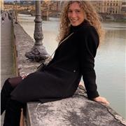 Studentessa impartisce lezioni di storia